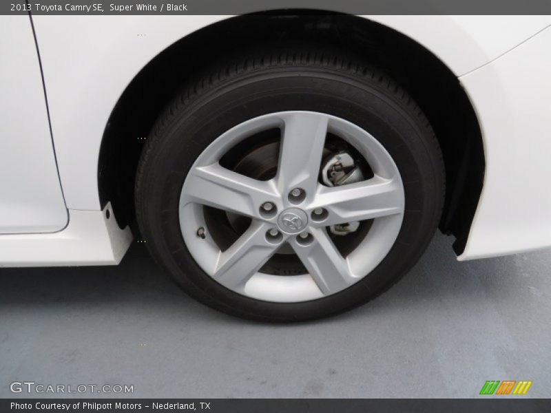 Super White / Black 2013 Toyota Camry SE