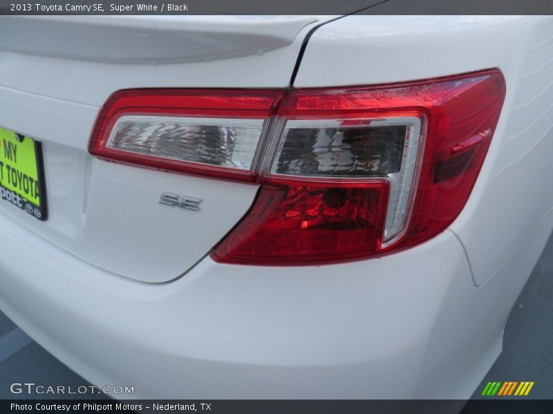 Super White / Black 2013 Toyota Camry SE