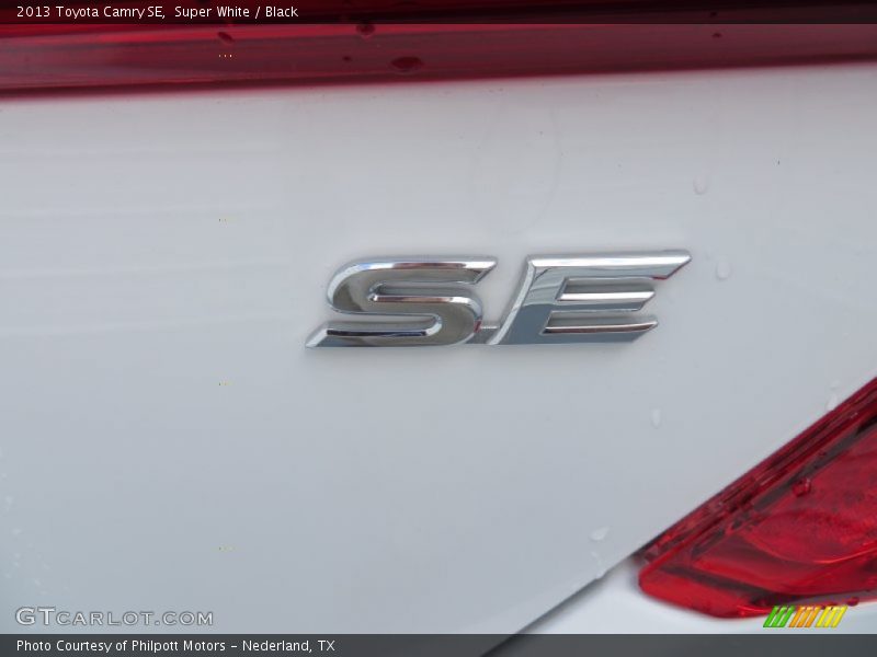 Super White / Black 2013 Toyota Camry SE