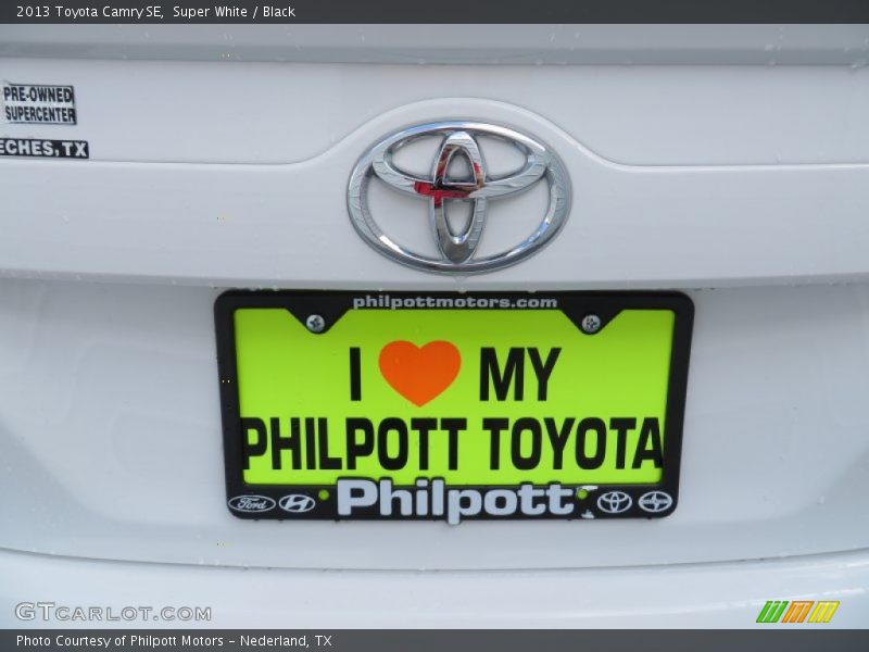 Super White / Black 2013 Toyota Camry SE