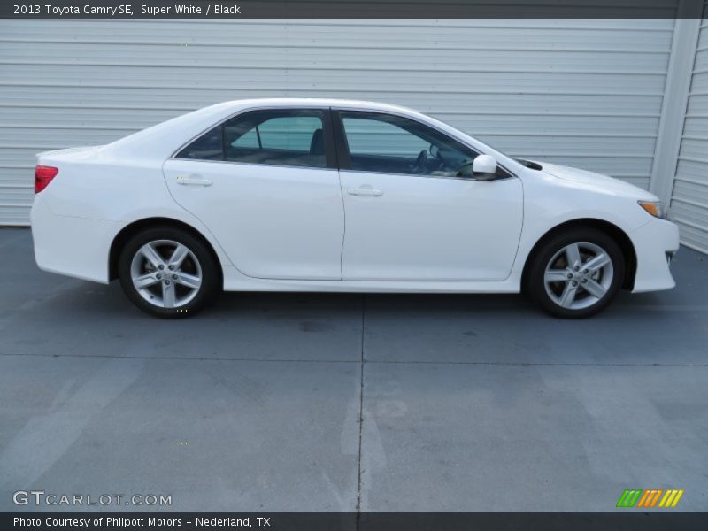 Super White / Black 2013 Toyota Camry SE