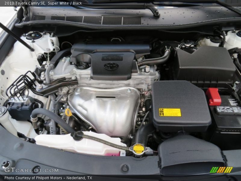 Super White / Black 2013 Toyota Camry SE