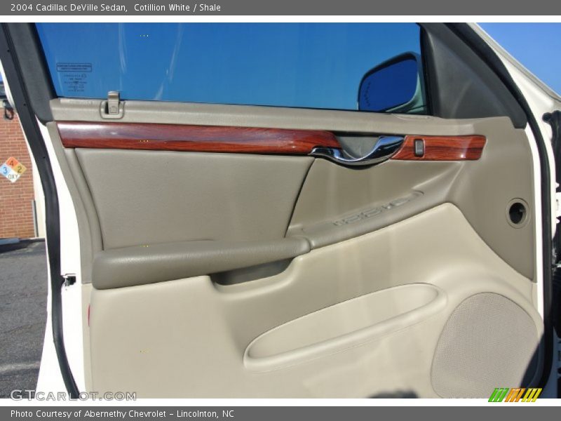 Cotillion White / Shale 2004 Cadillac DeVille Sedan