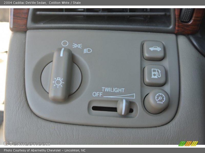 Cotillion White / Shale 2004 Cadillac DeVille Sedan