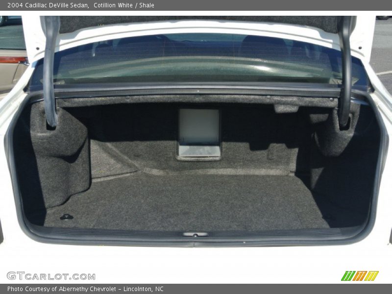 Cotillion White / Shale 2004 Cadillac DeVille Sedan