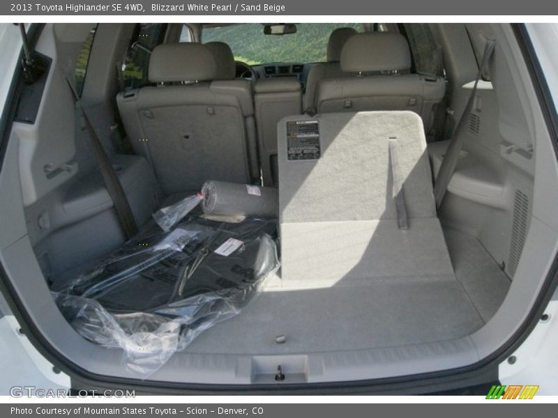 Blizzard White Pearl / Sand Beige 2013 Toyota Highlander SE 4WD