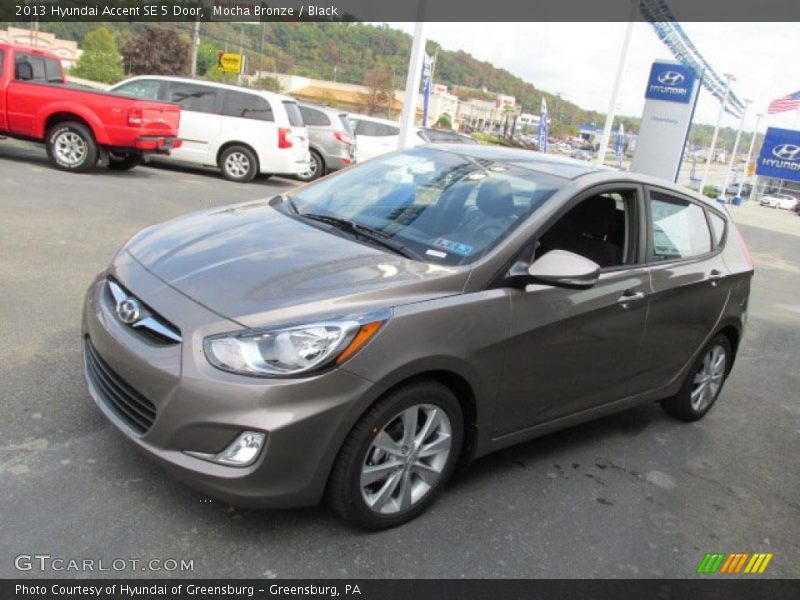 Mocha Bronze / Black 2013 Hyundai Accent SE 5 Door