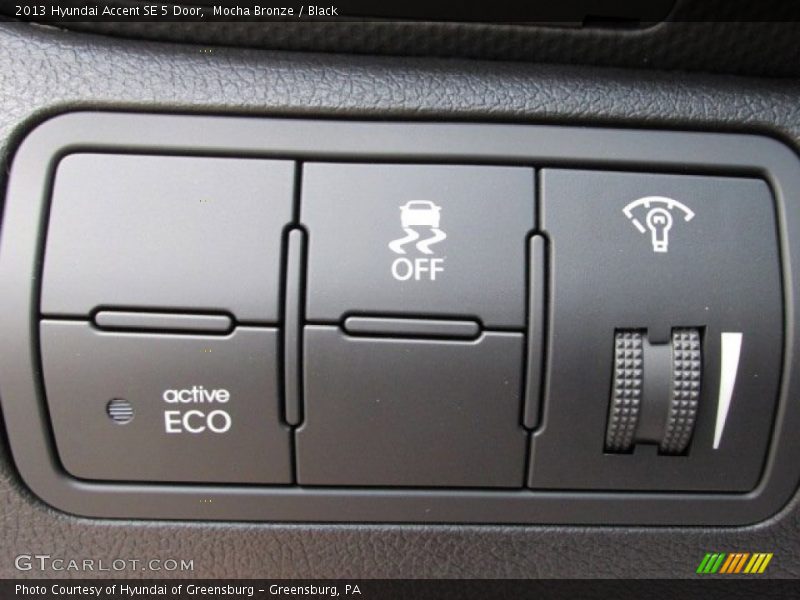 Mocha Bronze / Black 2013 Hyundai Accent SE 5 Door