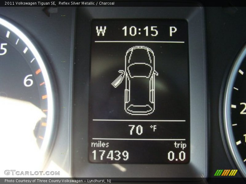 Reflex Silver Metallic / Charcoal 2011 Volkswagen Tiguan SE
