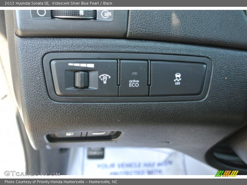 Iridescent Silver Blue Pearl / Black 2013 Hyundai Sonata SE