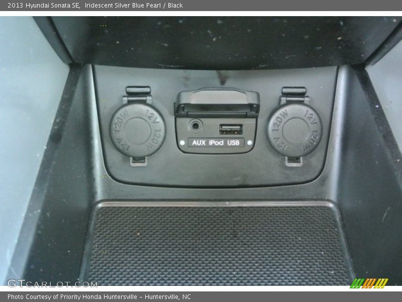 Iridescent Silver Blue Pearl / Black 2013 Hyundai Sonata SE