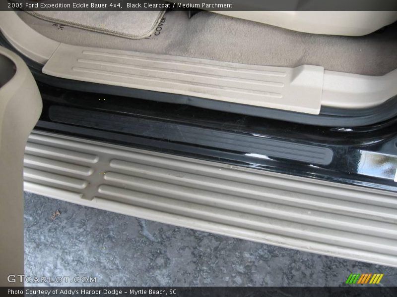 Black Clearcoat / Medium Parchment 2005 Ford Expedition Eddie Bauer 4x4