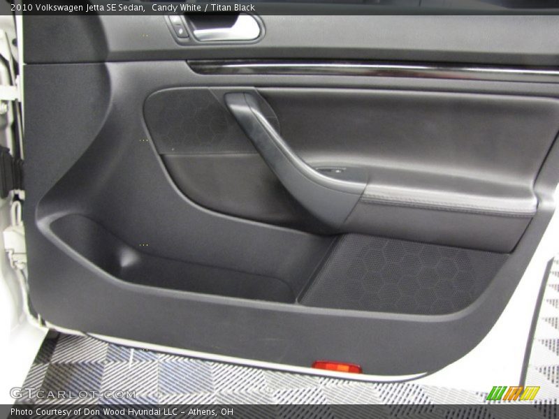Candy White / Titan Black 2010 Volkswagen Jetta SE Sedan