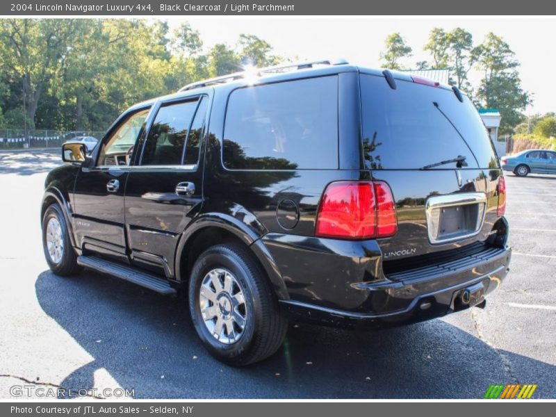 Black Clearcoat / Light Parchment 2004 Lincoln Navigator Luxury 4x4