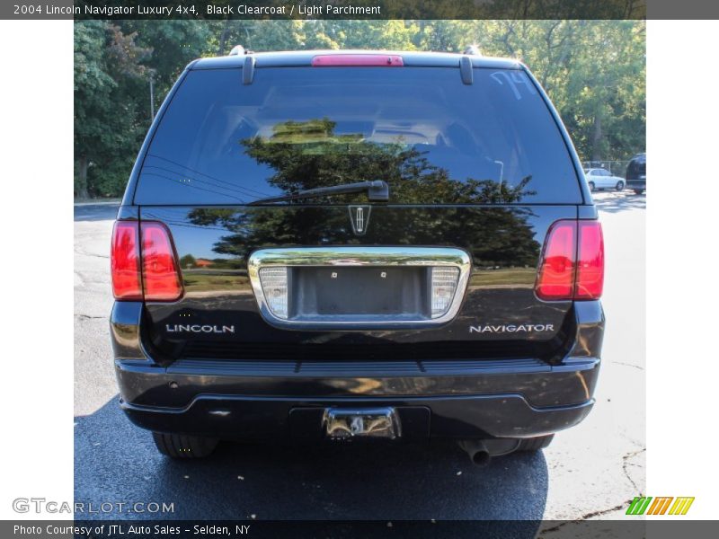 Black Clearcoat / Light Parchment 2004 Lincoln Navigator Luxury 4x4