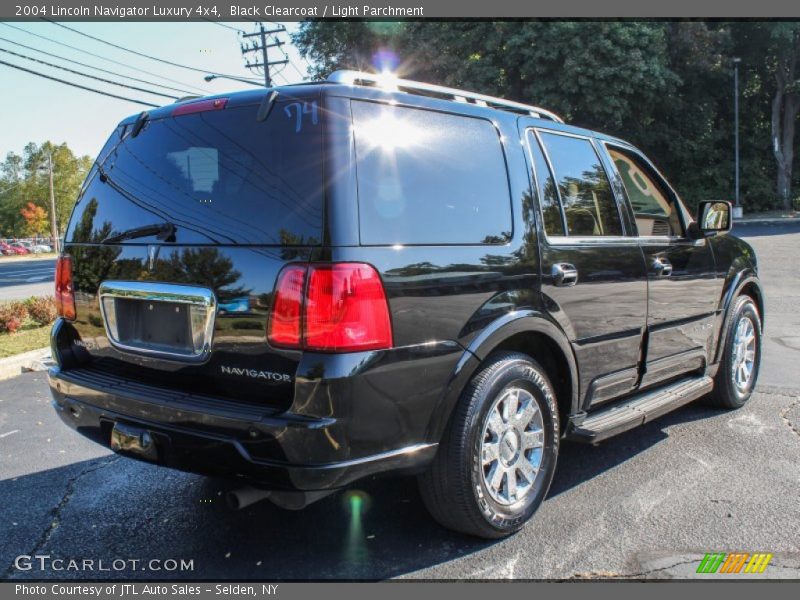 Black Clearcoat / Light Parchment 2004 Lincoln Navigator Luxury 4x4
