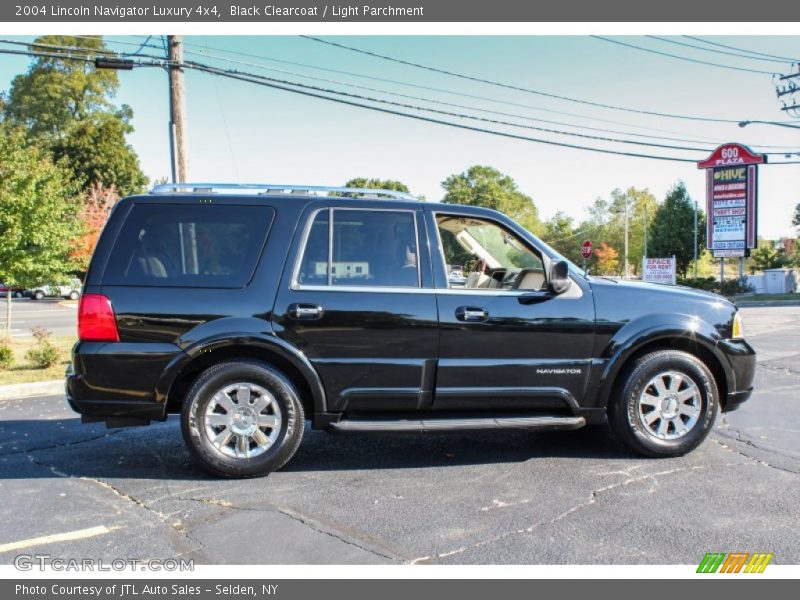 Black Clearcoat / Light Parchment 2004 Lincoln Navigator Luxury 4x4