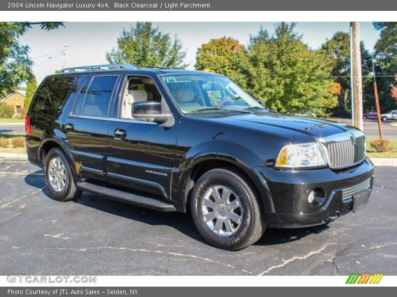 Front 3/4 View of 2004 Navigator Luxury 4x4