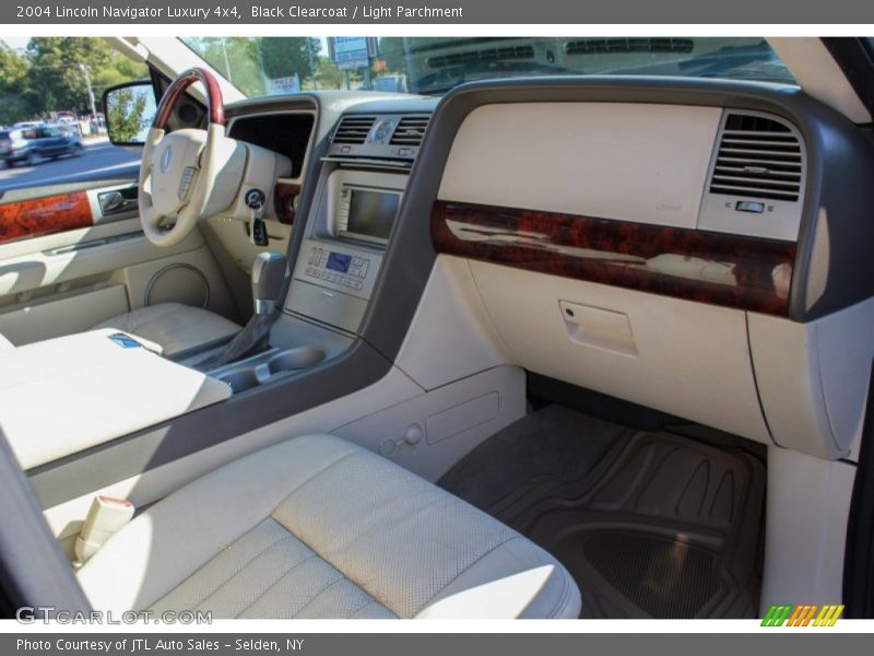 Black Clearcoat / Light Parchment 2004 Lincoln Navigator Luxury 4x4