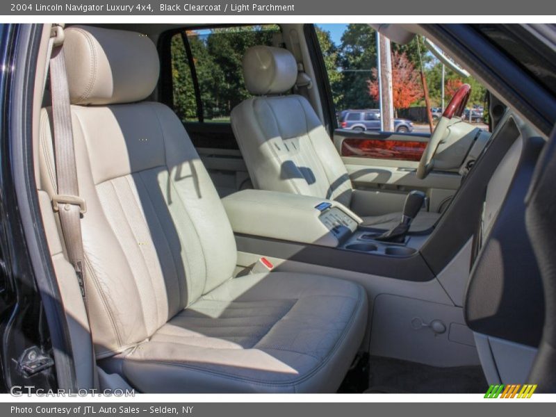 Front Seat of 2004 Navigator Luxury 4x4