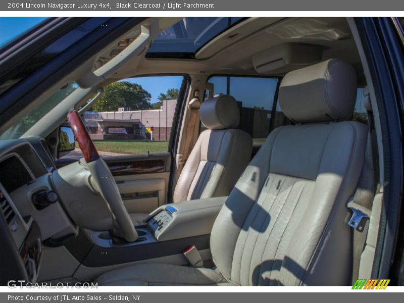 Black Clearcoat / Light Parchment 2004 Lincoln Navigator Luxury 4x4