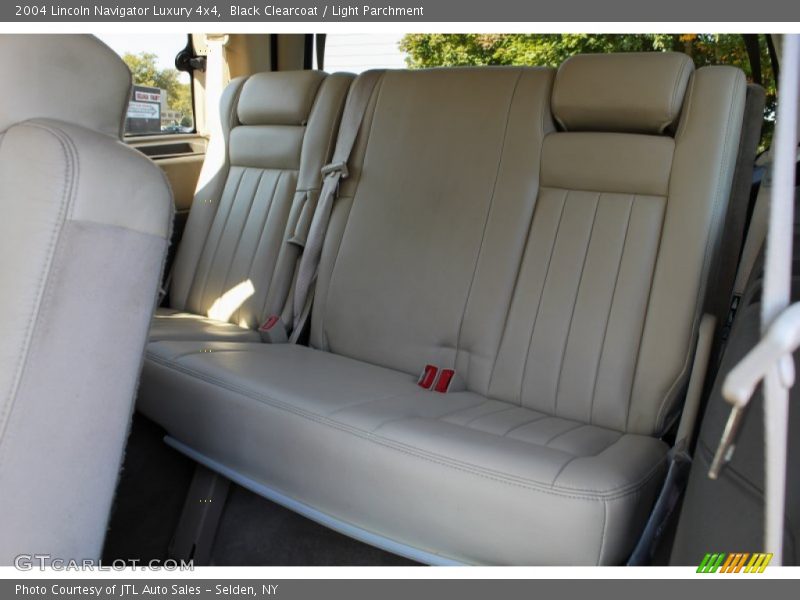 Black Clearcoat / Light Parchment 2004 Lincoln Navigator Luxury 4x4
