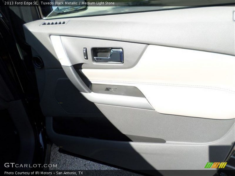 Tuxedo Black Metallic / Medium Light Stone 2013 Ford Edge SE