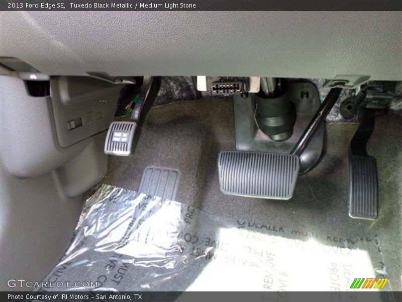 Tuxedo Black Metallic / Medium Light Stone 2013 Ford Edge SE