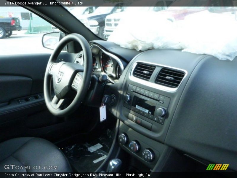 Bright White / Black 2014 Dodge Avenger SE