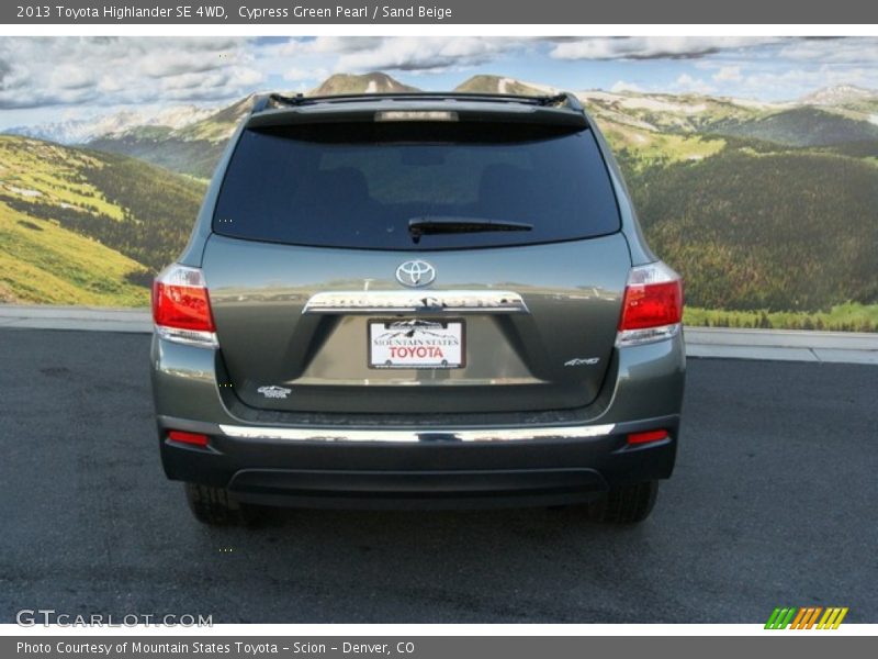 Cypress Green Pearl / Sand Beige 2013 Toyota Highlander SE 4WD