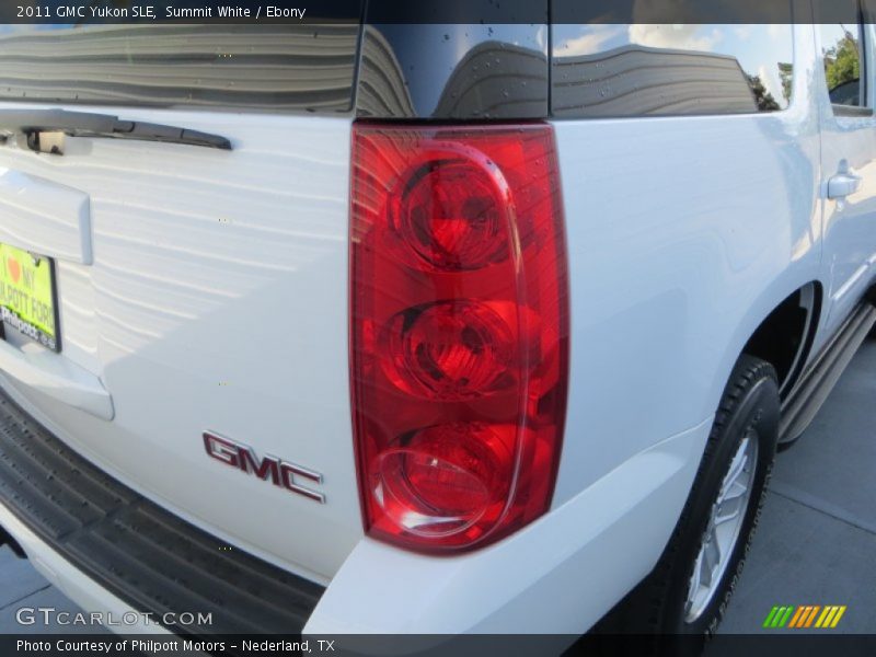 Summit White / Ebony 2011 GMC Yukon SLE