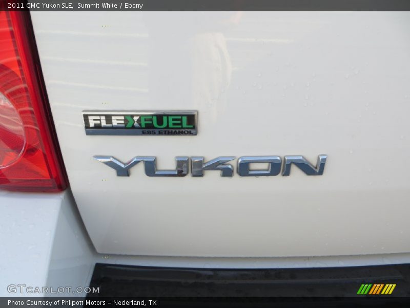 Summit White / Ebony 2011 GMC Yukon SLE