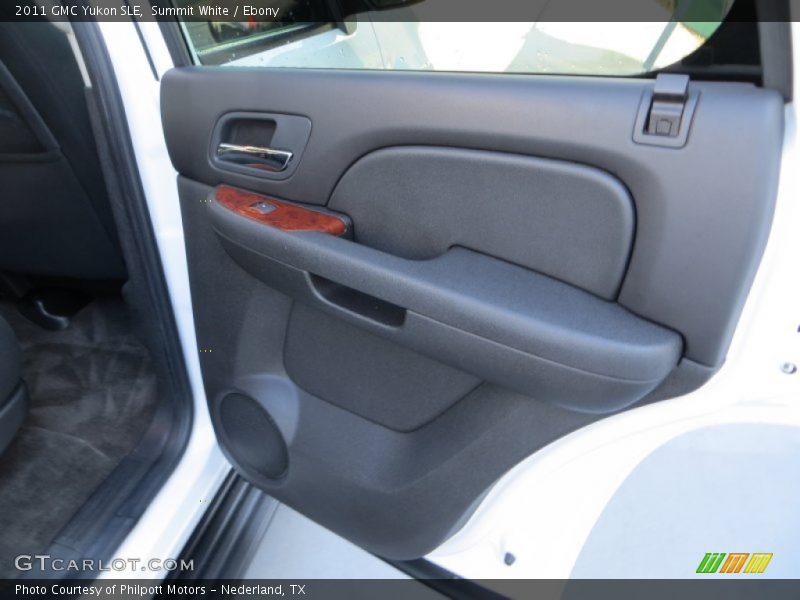 Summit White / Ebony 2011 GMC Yukon SLE