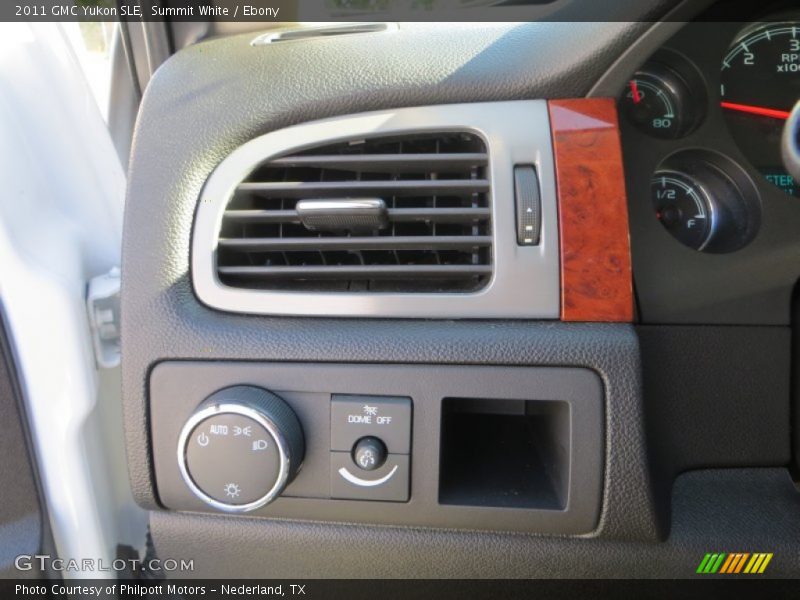 Summit White / Ebony 2011 GMC Yukon SLE