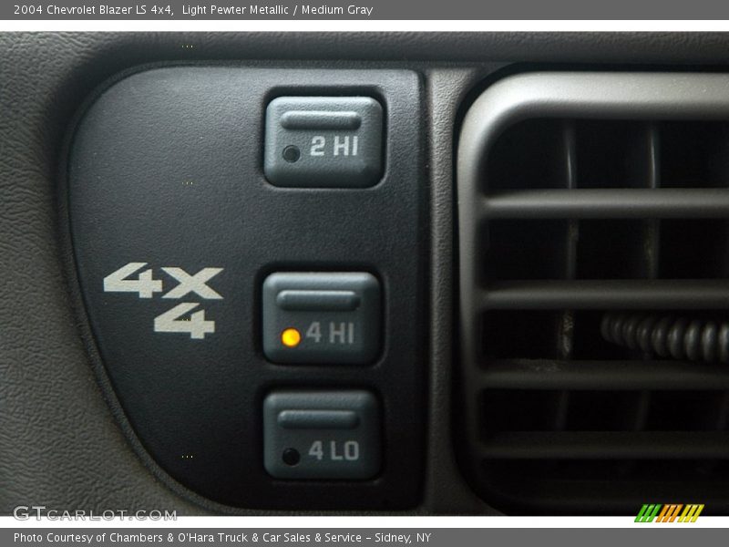 Light Pewter Metallic / Medium Gray 2004 Chevrolet Blazer LS 4x4