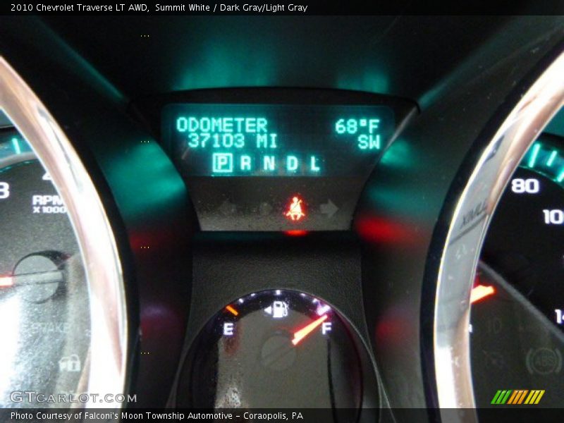 Summit White / Dark Gray/Light Gray 2010 Chevrolet Traverse LT AWD