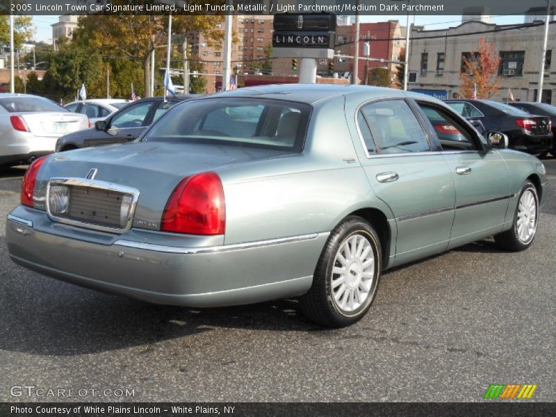 Light Tundra Metallic / Light Parchment/Medium Dark Parchment 2005 Lincoln Town Car Signature Limited