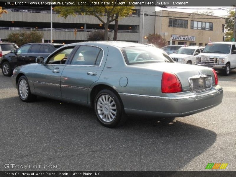 Light Tundra Metallic / Light Parchment/Medium Dark Parchment 2005 Lincoln Town Car Signature Limited