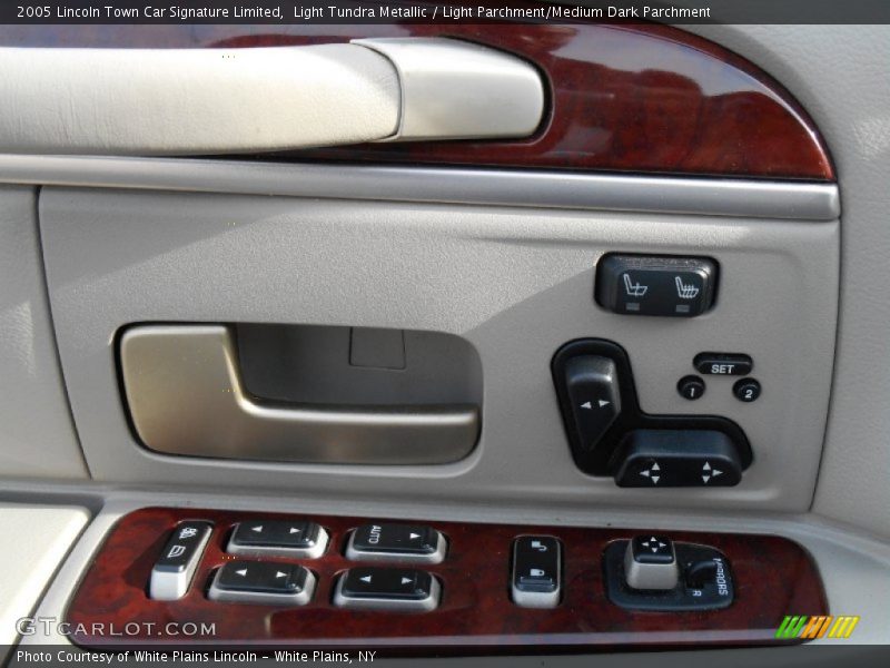 Controls of 2005 Town Car Signature Limited