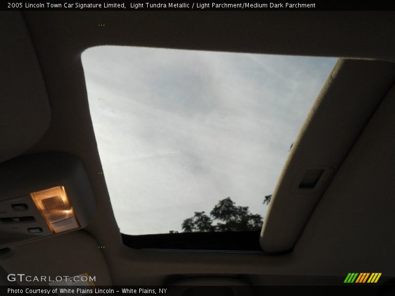 Sunroof of 2005 Town Car Signature Limited