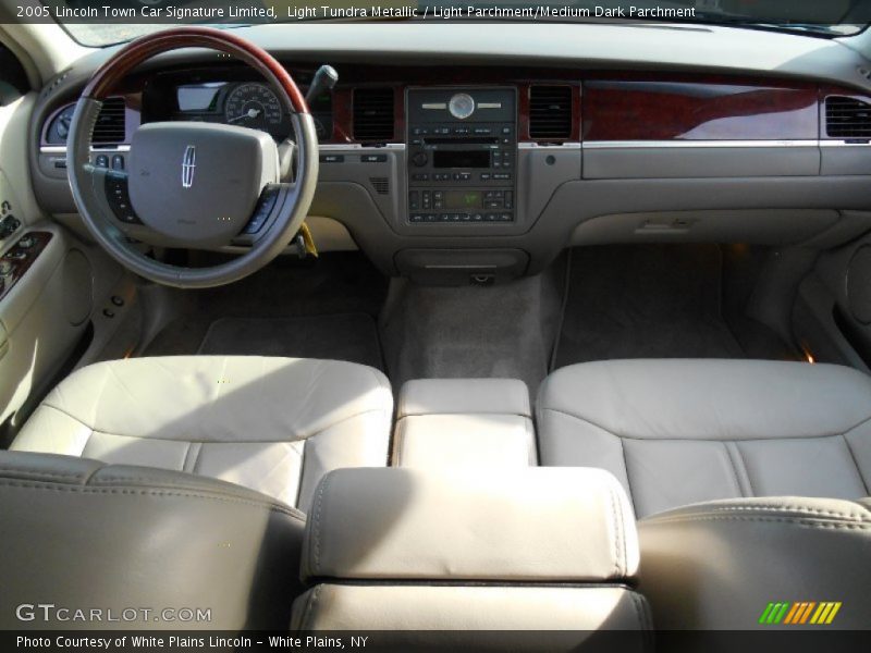 Dashboard of 2005 Town Car Signature Limited