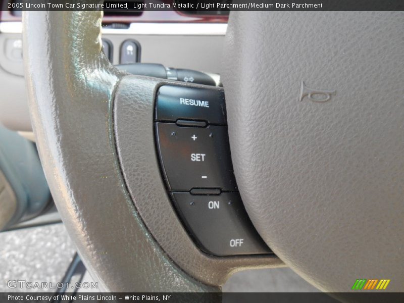 Controls of 2005 Town Car Signature Limited