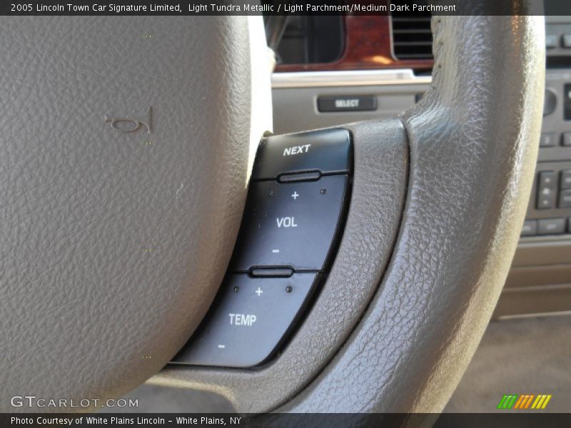 Controls of 2005 Town Car Signature Limited