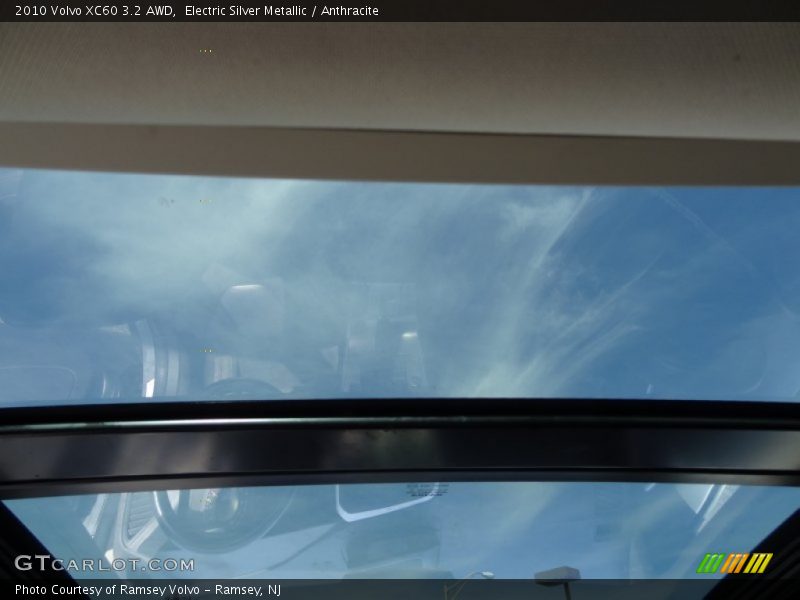 Electric Silver Metallic / Anthracite 2010 Volvo XC60 3.2 AWD