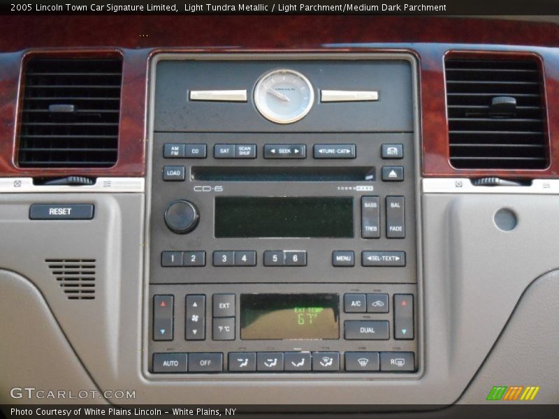 Controls of 2005 Town Car Signature Limited