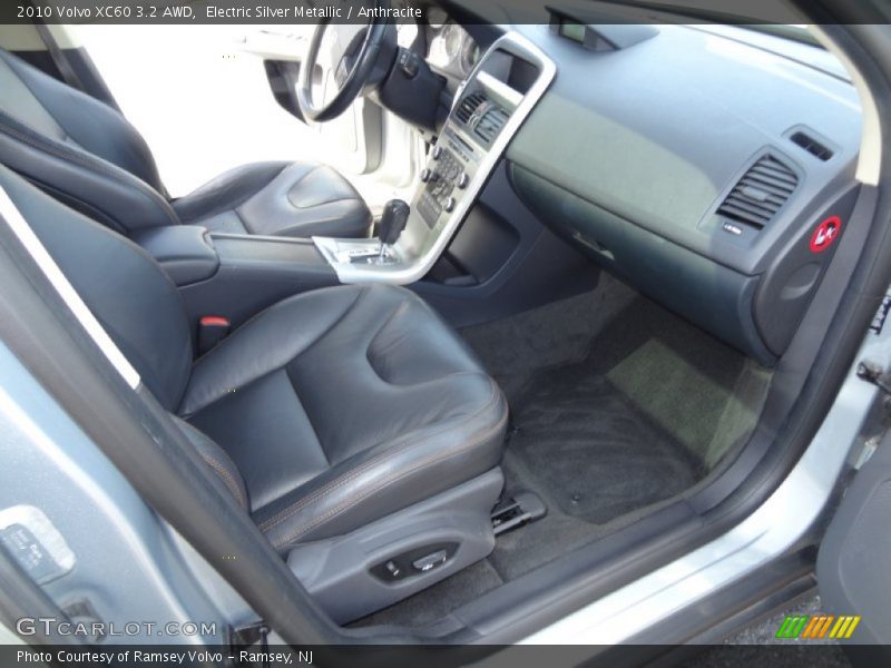 Electric Silver Metallic / Anthracite 2010 Volvo XC60 3.2 AWD