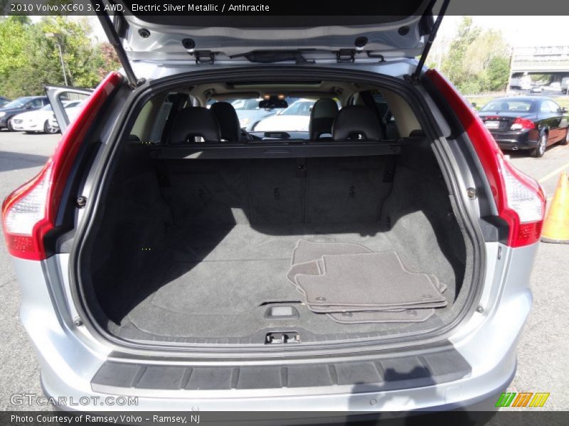 Electric Silver Metallic / Anthracite 2010 Volvo XC60 3.2 AWD