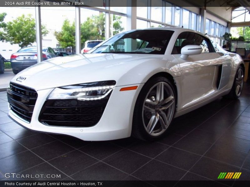Front 3/4 View of 2014 R8 Coupe V8