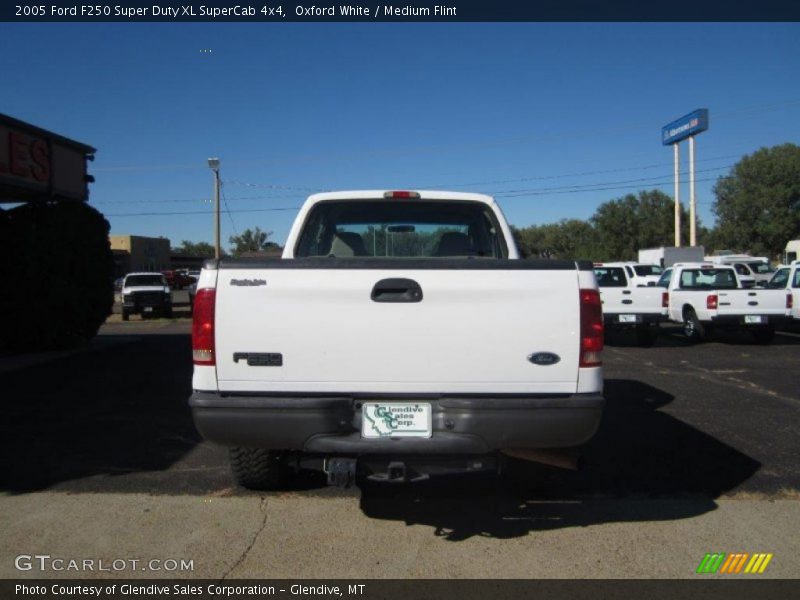 Oxford White / Medium Flint 2005 Ford F250 Super Duty XL SuperCab 4x4