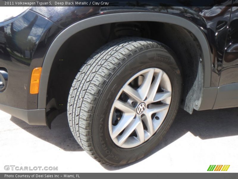 Deep Black Metallic / Clay Gray 2011 Volkswagen Tiguan S